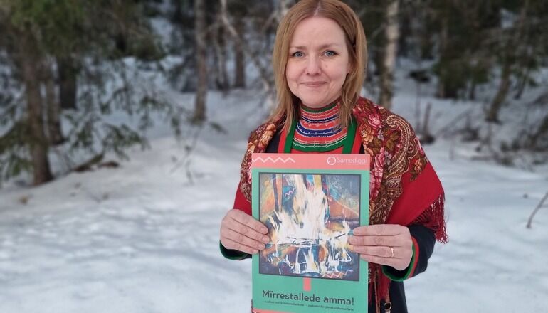 kvinna som h&aring;ller upp en bok