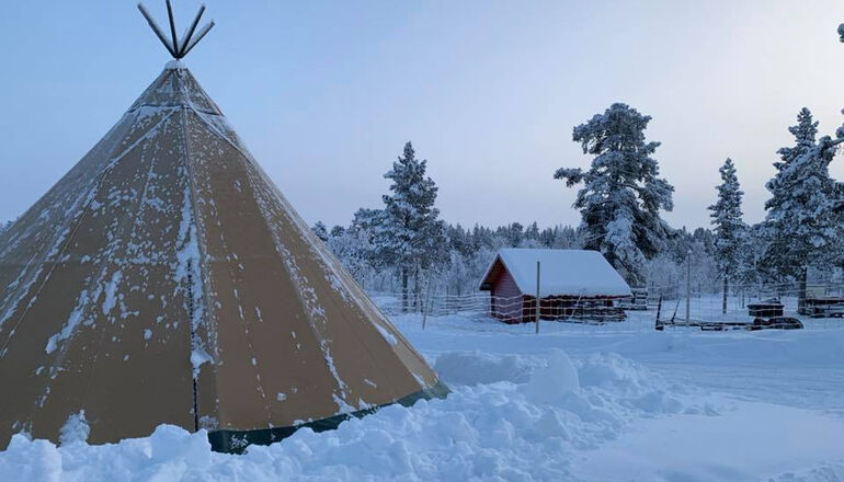 vinterbild med tältkåta och mycket snö