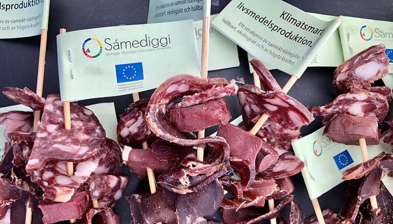 Plockmat: snittbitar k&ouml;tt p&aring; pinnar